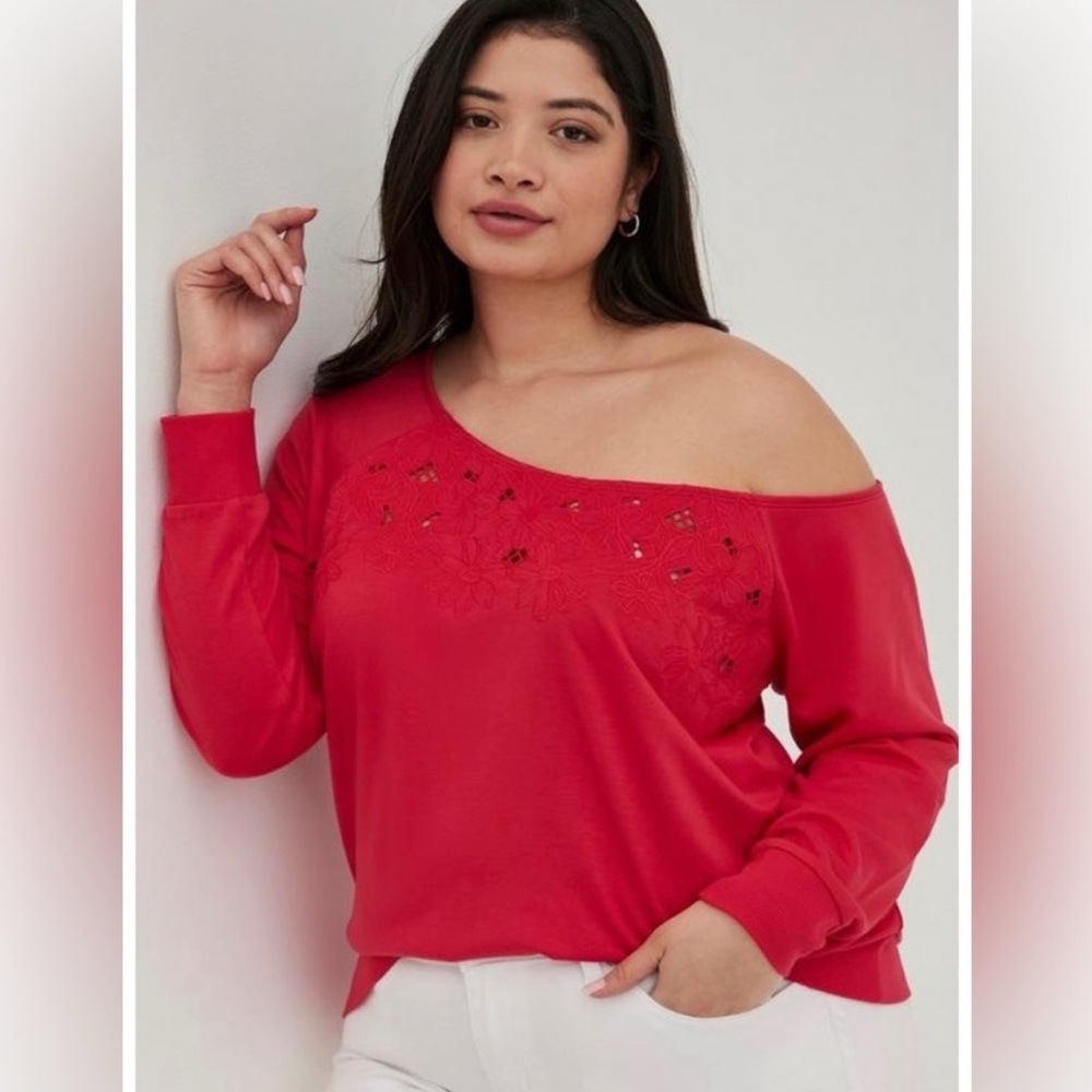 ❤️Torrid Red Eyelet Off Shoulder Sweatshirt❤️